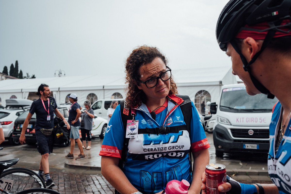 Giro Rosa Race Report #8: The life of a soigneur🍼

Feedzone hopping, massages, making up to 80 bottles per day amongst some of the jobs, take a look inside our head soigneur, Megan Earl’s day, with a little help from an Italian local 🇮🇹 #GiroRosa

🎥 youtu.be/TK9ASHM994A