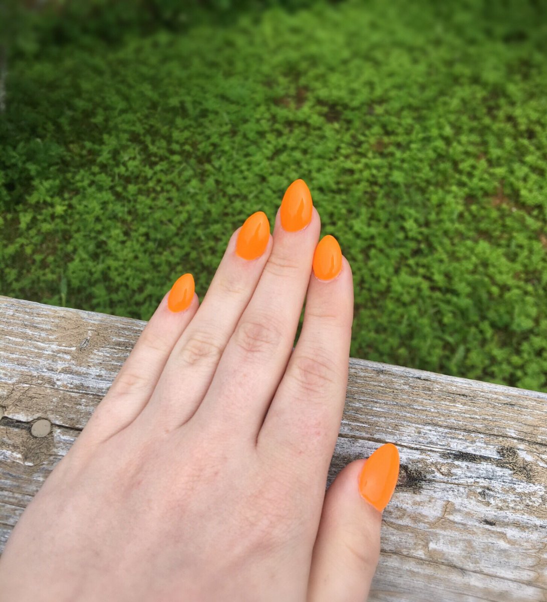 itshaileydeanna's tweet photo. feeling summery in my new neon orange nails 🍊 https://t.co/1gXFHAeTp0