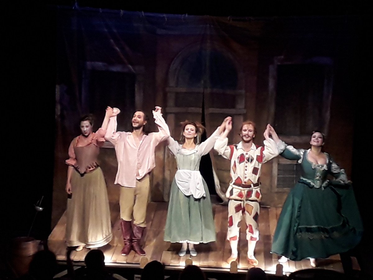 racine_du's tweet photo. Dernier jour en Avignon! Après un atelier de pratique et de critique autour du spectacle "Oskara", place à un dernier spectacle du #OFF19 et à la Commedia dell'Arte avec "Arlecchino Furieux"! Une vraie réussite! Retour à Alençon après cette belle aventure!! Bel été et à bientôt🌞 https://t.co/2qGze3IwBm