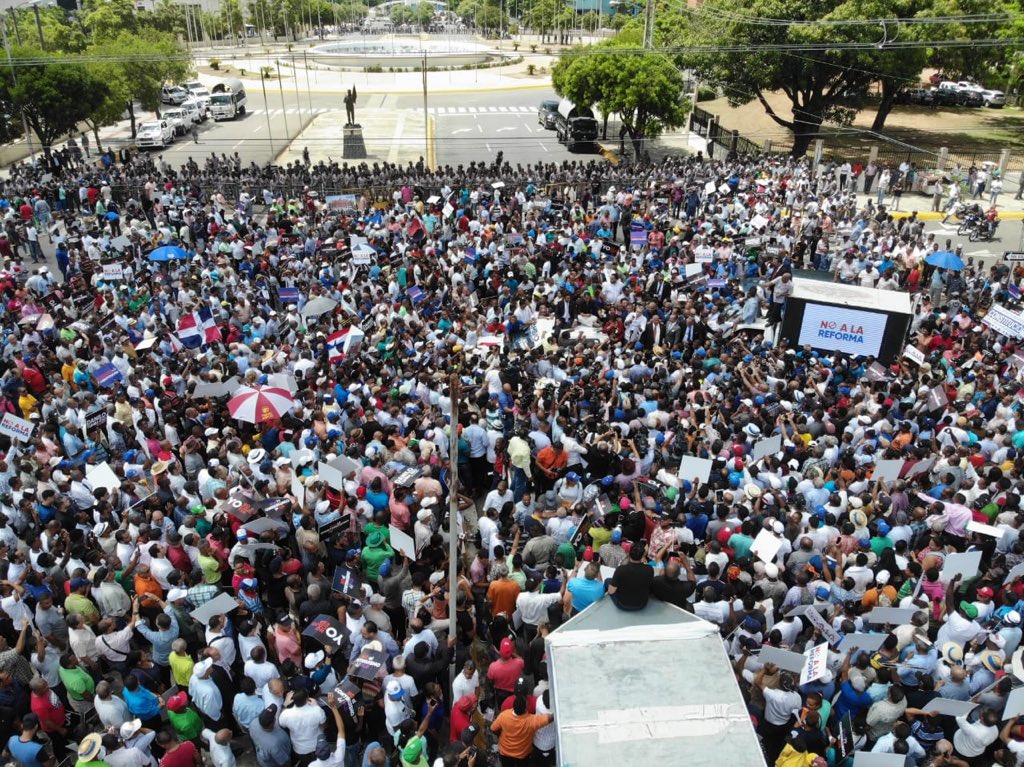 NilianReynoso's tweet photo. Acompañado a @luisabinader en la marcha en favor de la democracia. #VoyPalCongreso
#ElCambioEsCambiarlos https://t.co/FmtHwXYYnV