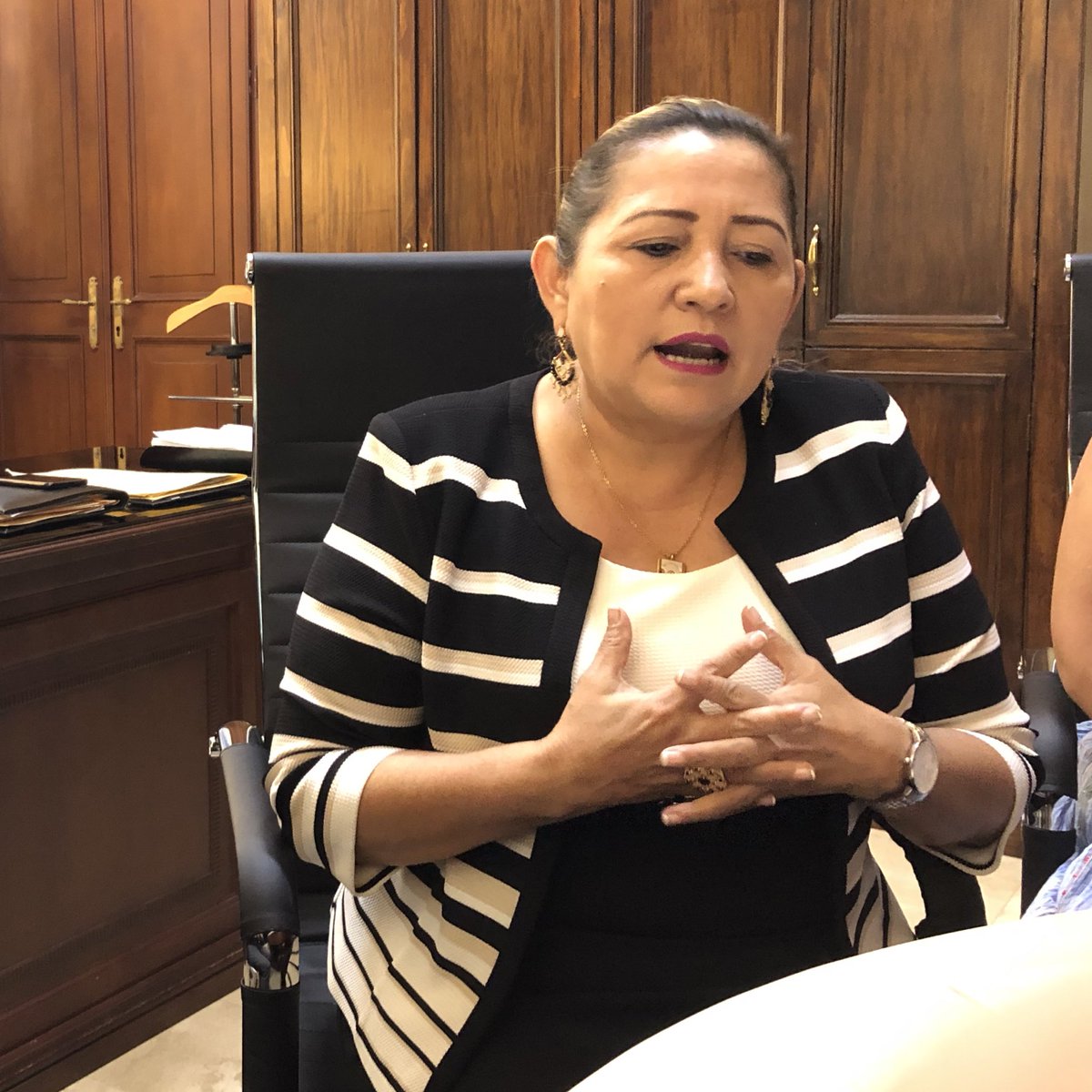 EmbajadaVE_EC's tweet photo. Durante el diálogo sostenido con la Abog. Martha Herrera, Secretaria General de la @AlcaldiaGYE 🇪🇨, se pudo ratificar el apoyo y voluntad por parte de la municipalidad a cargo de la Alcaldesa @cynthiaviteri de apoyar y respaldar a los venezolanos residentes en #Guayaquil. https://t.co/P30CALyJss
