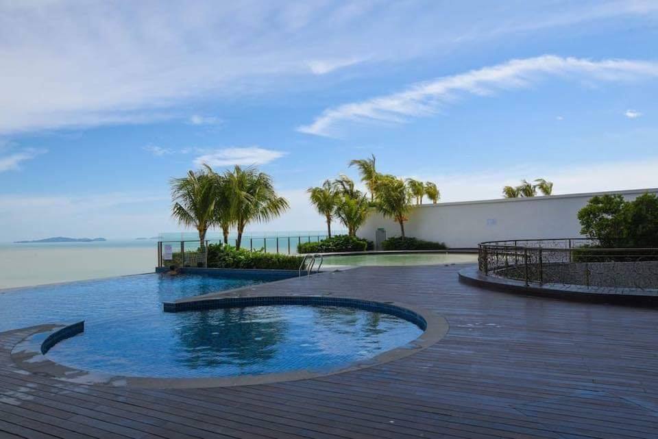 liburmy's tweet photo. Waa.. cantik gileer view tempat ni😍😍

Kalau dapat mandi kolam sambil tengok view cantik macam ni memang best la kan. Silap2 boleh tetido dalam kolam tu 😂😂

#libur #liburMY #iamideaktiv #percutianbajet https://t.co/OgQyA5FRua