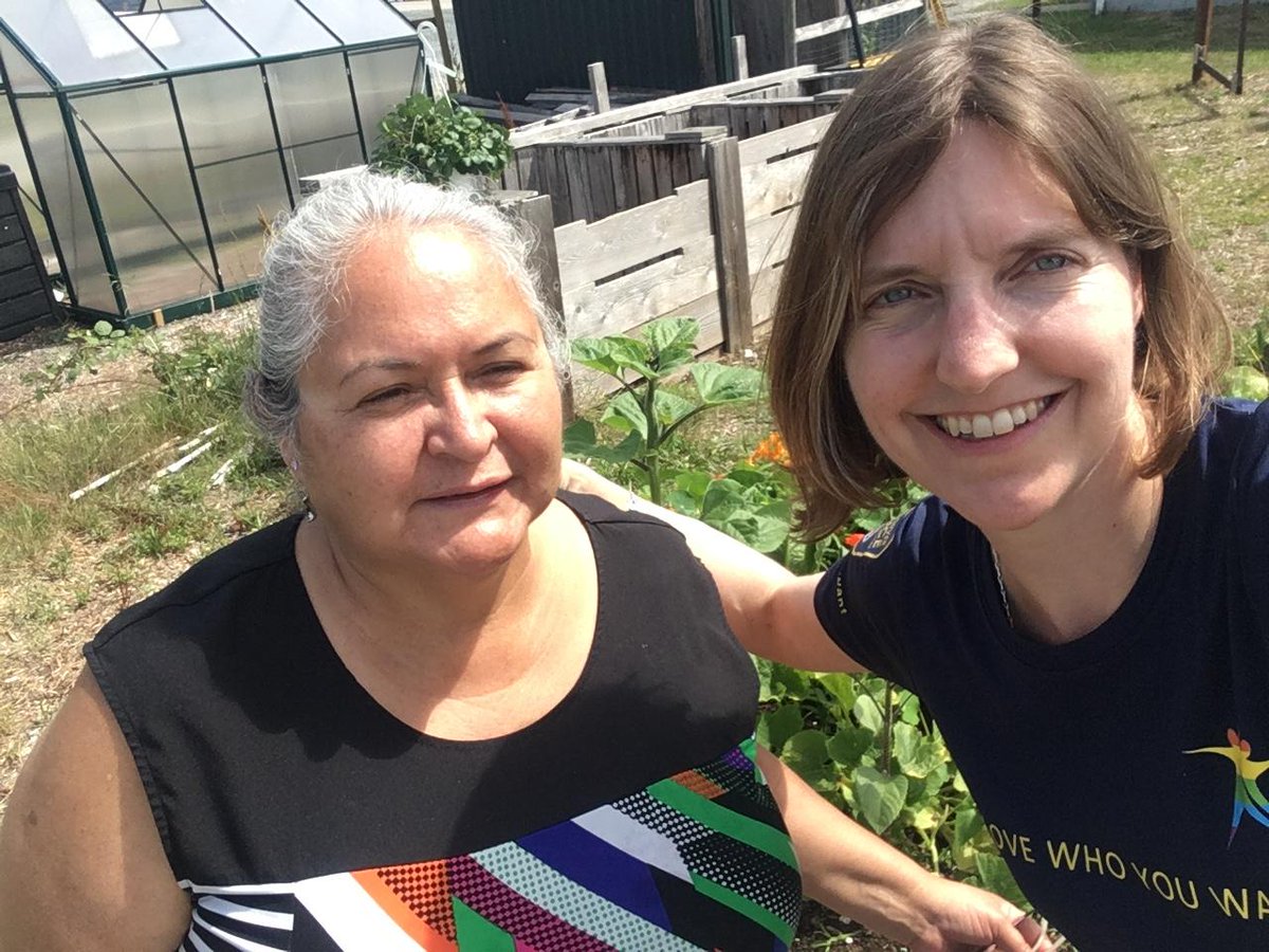 VancouverPD's tweet image. Tla’amin elder Doreen Hopkins has generously hosted the #PullingTogether participants, cooking &amp;amp; opening her home to people rained out in storms. Here she gives #VPD Cst. Alison Hill a tour of the Tla’amin community garden. #ptcj2019 #diversity @PTCanoe pullingtogether.ca