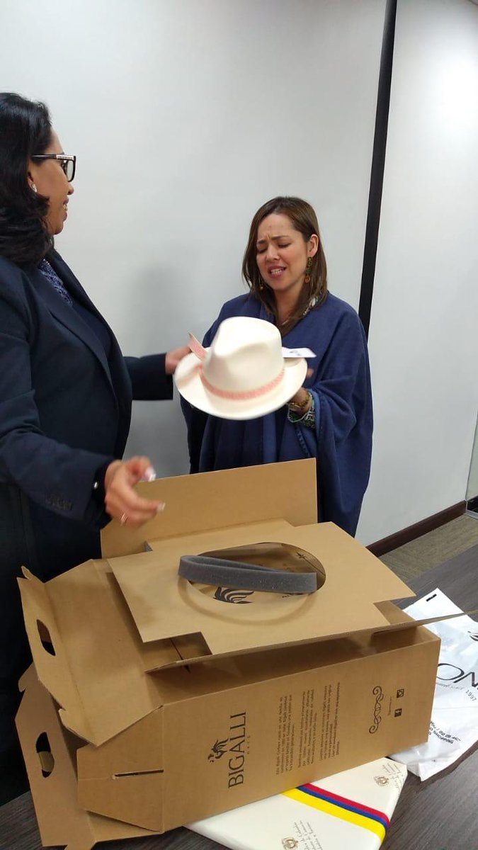 AITE_Ecuador's tweet photo. Productos ecuatorianos de alta calidad llegan al Gob colombiano. La Vicemin de #ComercioExterior @LauraValdivieso recibió un poncho hecho por #Hilacril de D&Bond y un sombrero de #Yanapi marca #Bigalli iSomos una industria en constante crecimiento! @camaracolecua @IvanOntanedaB https://t.co/5ZRmjovh6K