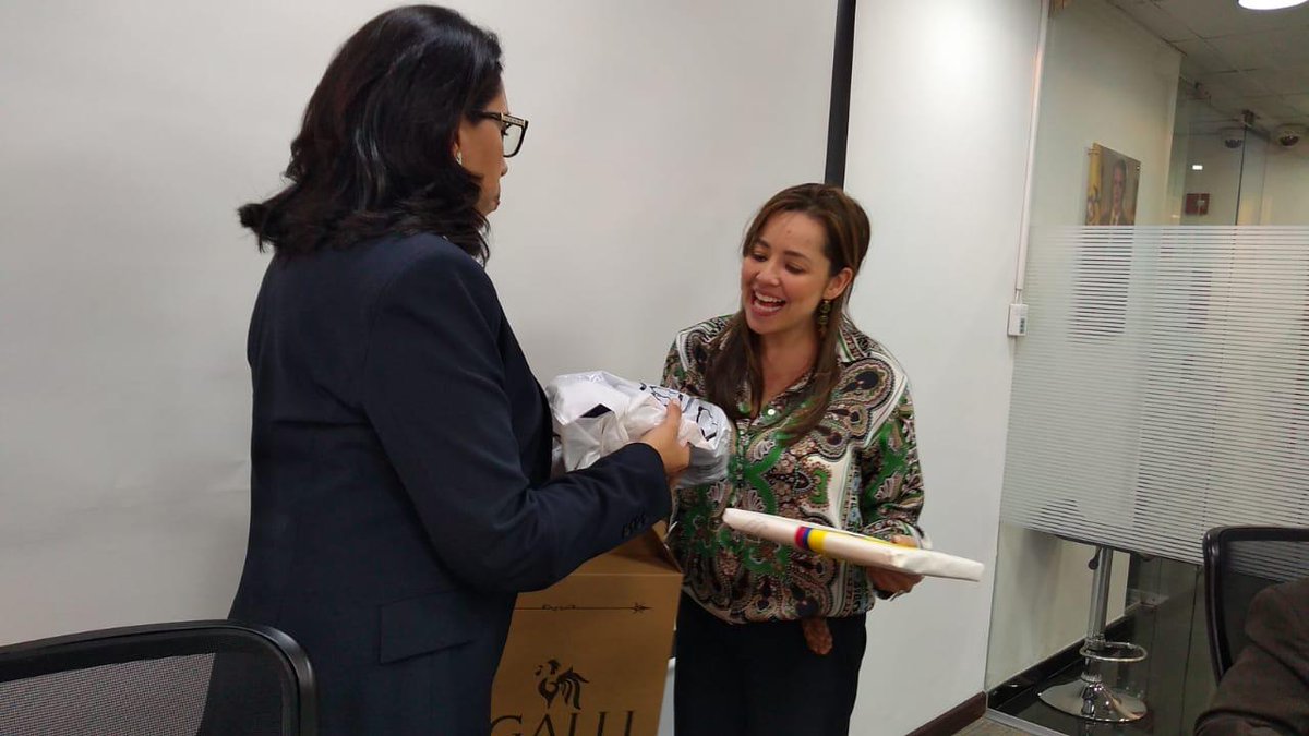 AITE_Ecuador's tweet photo. Productos ecuatorianos de alta calidad llegan al Gob colombiano. La Vicemin de #ComercioExterior @LauraValdivieso recibió un poncho hecho por #Hilacril de D&Bond y un sombrero de #Yanapi marca #Bigalli iSomos una industria en constante crecimiento! @camaracolecua @IvanOntanedaB https://t.co/5ZRmjovh6K