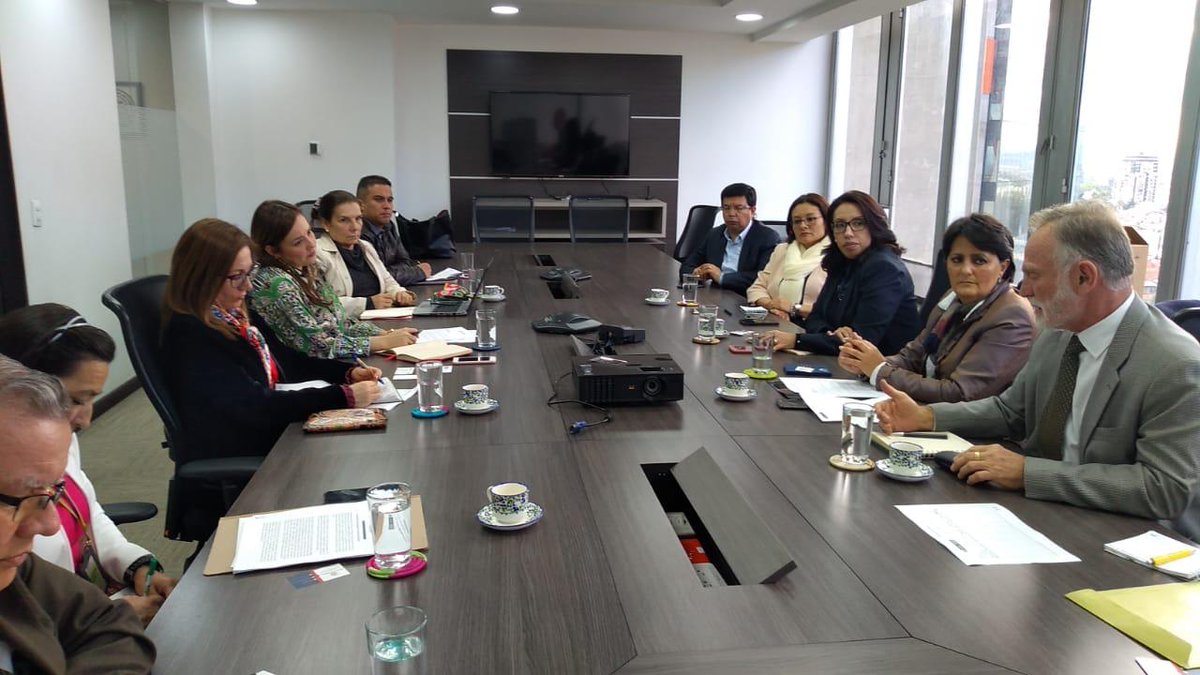 AITE_Ecuador's tweet photo. Productos ecuatorianos de alta calidad llegan al Gob colombiano. La Vicemin de #ComercioExterior @LauraValdivieso recibió un poncho hecho por #Hilacril de D&Bond y un sombrero de #Yanapi marca #Bigalli iSomos una industria en constante crecimiento! @camaracolecua @IvanOntanedaB https://t.co/5ZRmjovh6K