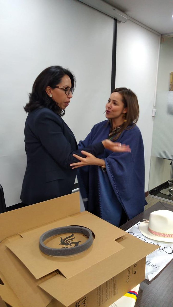 AITE_Ecuador's tweet photo. Productos ecuatorianos de alta calidad llegan al Gob colombiano. La Vicemin de #ComercioExterior @LauraValdivieso recibió un poncho hecho por #Hilacril de D&Bond y un sombrero de #Yanapi marca #Bigalli iSomos una industria en constante crecimiento! @camaracolecua @IvanOntanedaB https://t.co/5ZRmjovh6K