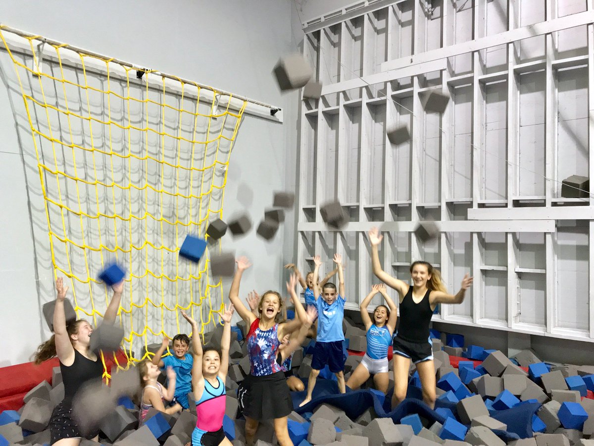 Luceroguzmann4's tweet photo. Sky Family YMCA Gymnastics campers are having a blast swinging, tumbling, balancing, and reading. They know how important reading during the summer is! #SummerLearningWeek #GLReading @summerlearning @SuncoastCGLR @LeerPara3ro https://t.co/qY5KjRwYp5