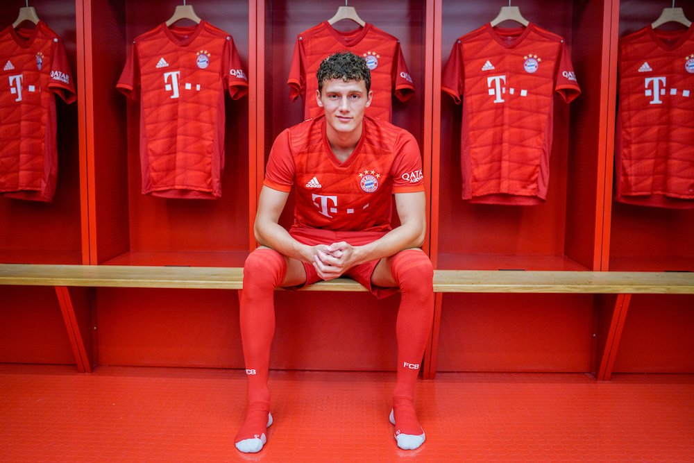 FCBayernES's tweet photo. ¡Bievenido a la familia, @BenPavard28! 🔴⚪

#ServusBenjamin #FCBayern https://t.co/y7b8s4zNMc