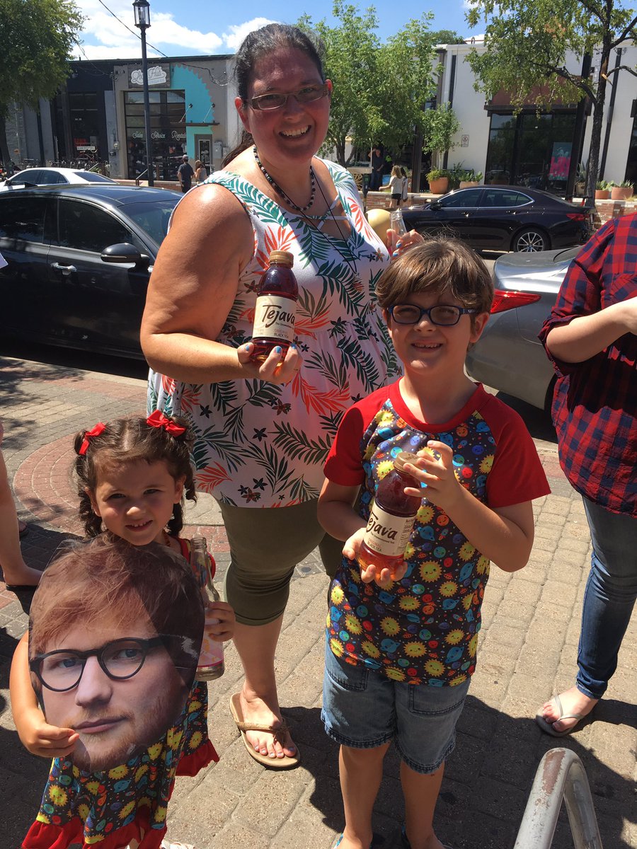 1061KISSFMDFW's tweet photo. These dedicated @edsheeran fans waiting to get inside the Pop Up Shop with their refreshing #tejava black tea!! ๐๐โ๏ธ https://t.co/bSCBOCmZxS