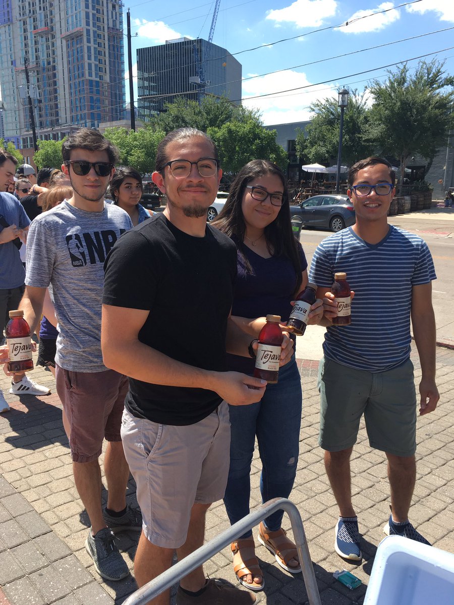 1061KISSFMDFW's tweet photo. These dedicated @edsheeran fans waiting to get inside the Pop Up Shop with their refreshing #tejava black tea!! ๐๐โ๏ธ https://t.co/bSCBOCmZxS