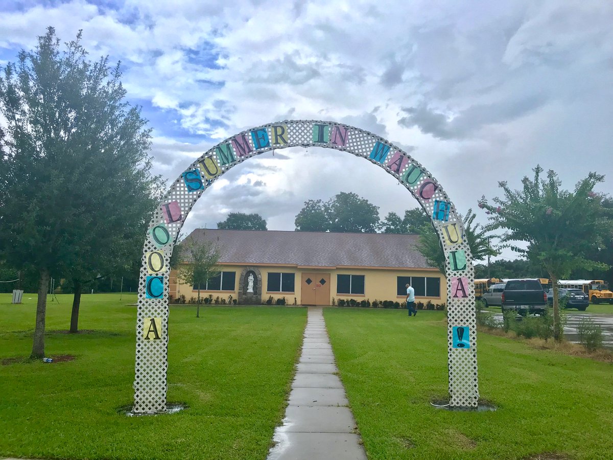 Luceroguzmann4's tweet photo. St. Michaels Church greets campers with a colorful sign that is only the beginning to their adventure! Reading, music, arts, and more. #SummerLearningWeek #GLReading @SuncoastCGLR @LeerPara3ro @summerlearning https://t.co/2SC36sOOyM
