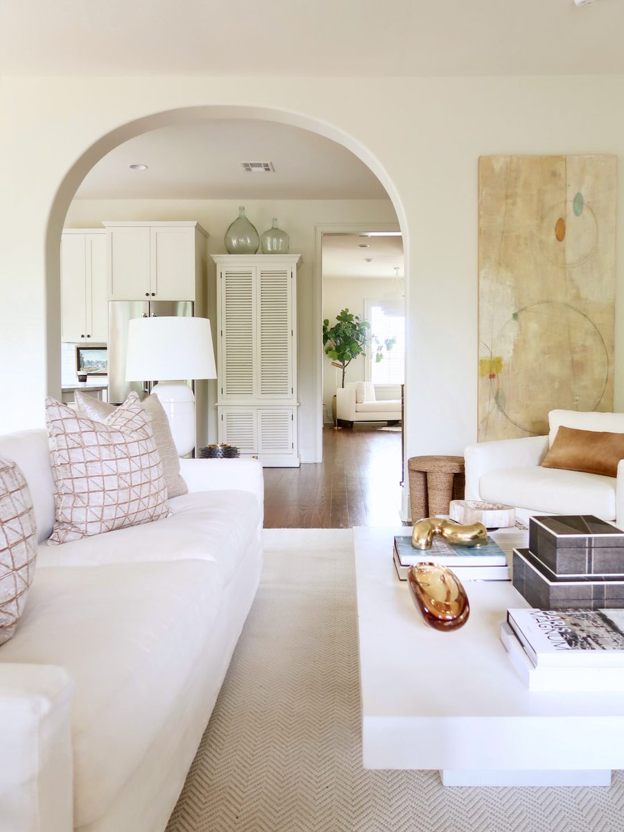 How fabulous is this living space? See more from this gorgeous home here! summerhouseinteriordesign.com/projects/800-p…