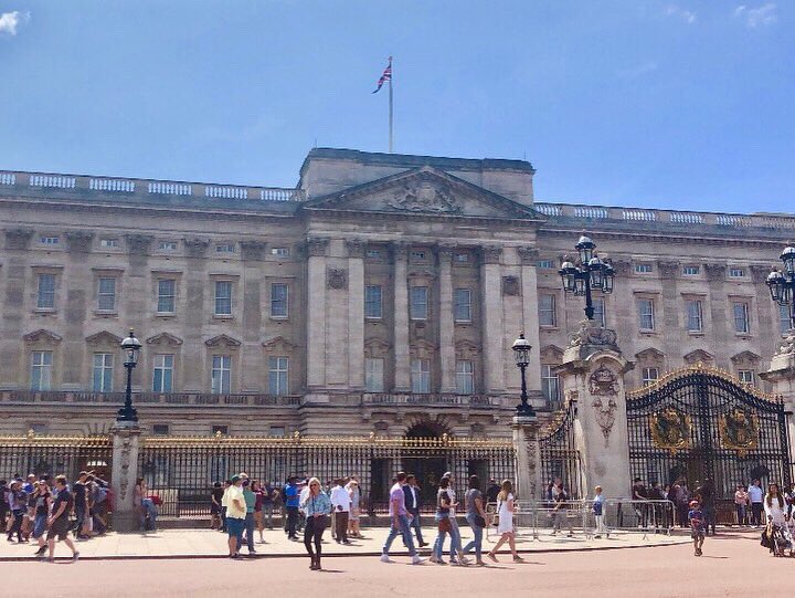 Michell59424880's tweet photo. ✔️Na casa da Rainha 👑... Palácio de Buckingham 🏴 #Inglaterra #Londres #eurotrip #thiemipelomundo #deusabençoando #deusnocomandosempre 🙏🏻✨ https://t.co/g2VlaeBQvI