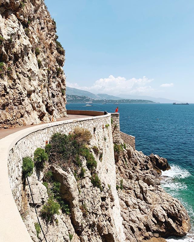 Monaco is all about the expensive cars, swanky casinos &amp; luxury shopping. But that’s not really my style. I came for the views! ...&amp; the opportunity to check out a new country for the day! 🌊 / #Monaco ift.tt/2SelMB2