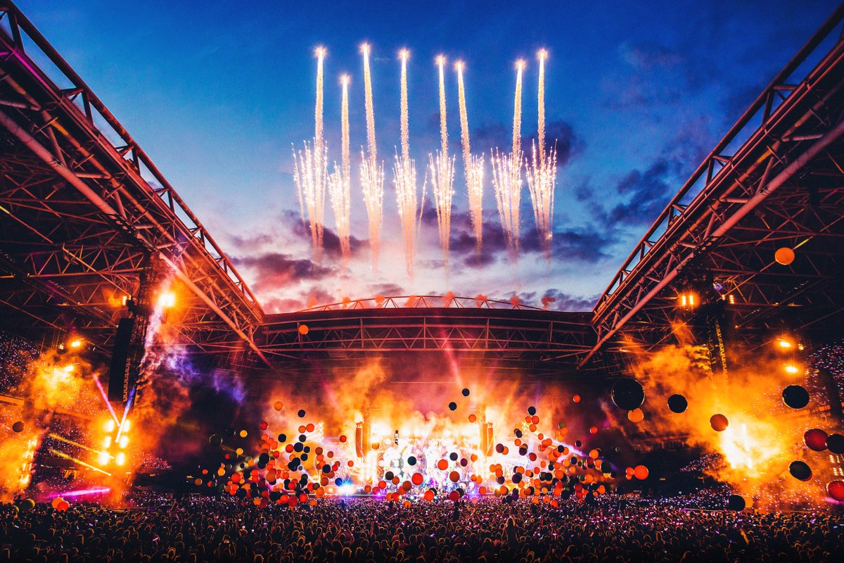 coldplayxtra's tweet photo. 2 years since #ColdplayCardiff 🏴󠁧󠁢󠁷󠁬󠁳󠁿🎶💚 https://t.co/Qt7qxi1QY9