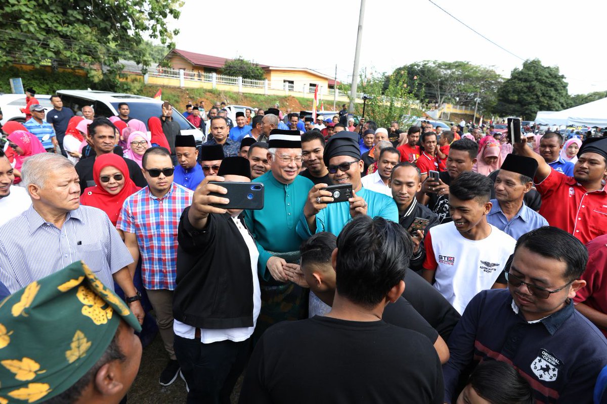 NajibRazak's tweet photo. Pergh... pagi tadi kena serbu kat Gerik beb.

Rindu le tu 😊😊 https://t.co/XZk02DxgGH