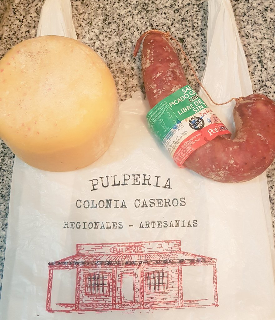 TonicaConLimon's tweet image. "Nadie podrá ser declarado culpable por visitar una legítima pulpería y comprar provisiones"
Debe estar en algún artículo de la Constitución, no sé. 
Así que me declaro inocente Sr. Juez 🐽 Inocente y gorda, digamos todo 🤷‍♀️😊 
#ExcursionEscolar