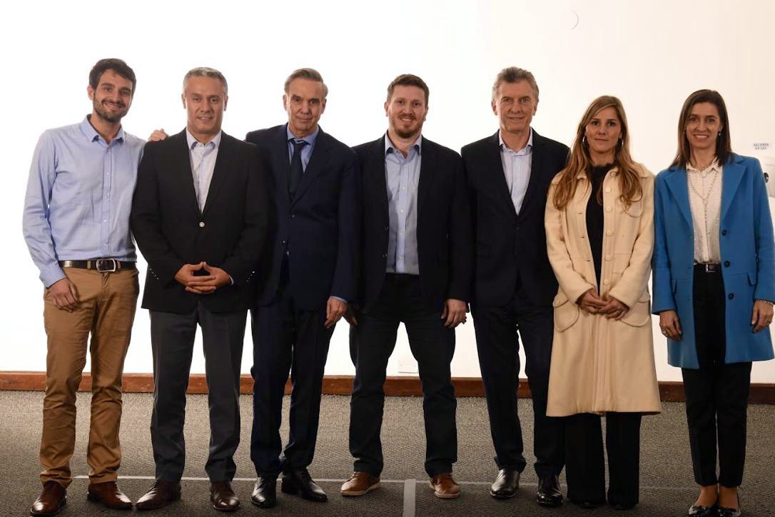 cesarSaravia72's tweet photo. Este es el equipo del Cambio en Santa Fe que va acompañar a @mauriciomacri 
#JuntosPorElCambio @fangelini @josenunezjurado @XimenaGarciaBl @juanmartinmusac https://t.co/z0ft9lrPBy