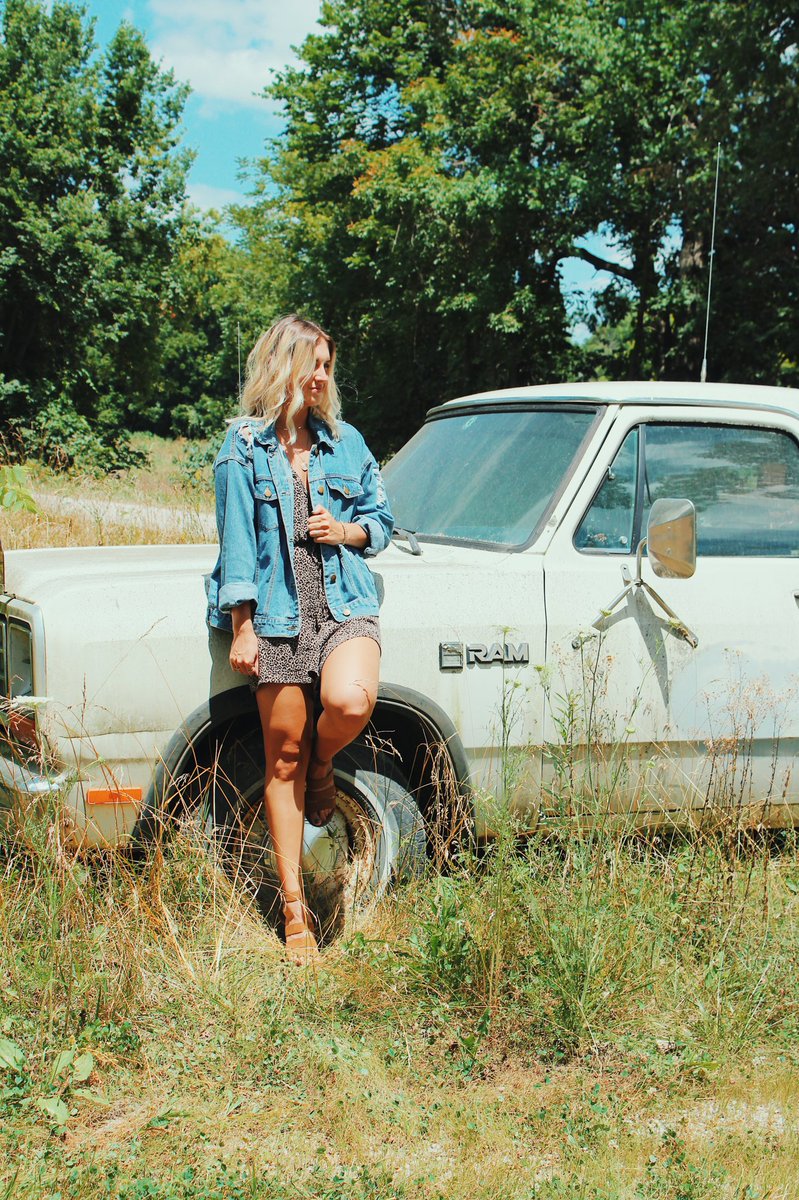 LexiMGeorge's tweet photo. okay so we were those girls who really wanted to take cute pics in a sunflower field but um we drove a hour and a half only to be lost so we settled for trespassing in someones junk yard but girls gotta do what they gotta do https://t.co/Kr2YfuCyjG