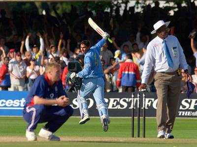 CrickeTendulkar's tweet photo. Great Reply by kaif to Captain @nassercricket who called @MohammadKaif a 'bus driver' during match💪

India at 146/5. KAIF(87*) - @YUVSTRONG12(69) added 121 for 6th wicket,
KAIF - @harbhajan_singh added 47 for 7th wicket. india chased 326.
#87NotOut. https://t.co/0q3p5D5vbA