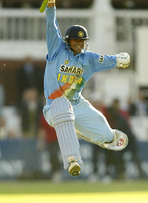CrickeTendulkar's tweet photo. Great Reply by kaif to Captain @nassercricket who called @MohammadKaif a 'bus driver' during match💪

India at 146/5. KAIF(87*) - @YUVSTRONG12(69) added 121 for 6th wicket,
KAIF - @harbhajan_singh added 47 for 7th wicket. india chased 326.
#87NotOut. https://t.co/0q3p5D5vbA