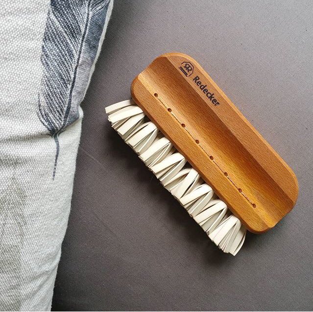 Another #plasticfree alternative and today's #NewAtNU!

This wooden lint brush has rubber bristles that remove lint, pet hair or dandruff from clothes and upholstery. Clean by rinsing under water. Lasts a lifetime. Say bye to disposable sticky rollers! 🙌 #zerowaste