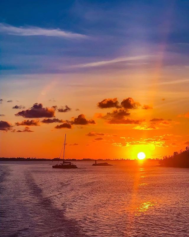 TGIF 🤙🏽⛵️😎🔥🌤
📷:@tonyb_531 #risingsoncruises #bermuda ##sunsetsail #sunset #saltlife #boatworld #cataraman #TGIF - #WeAreBermuda ift.tt/2NVDkDe