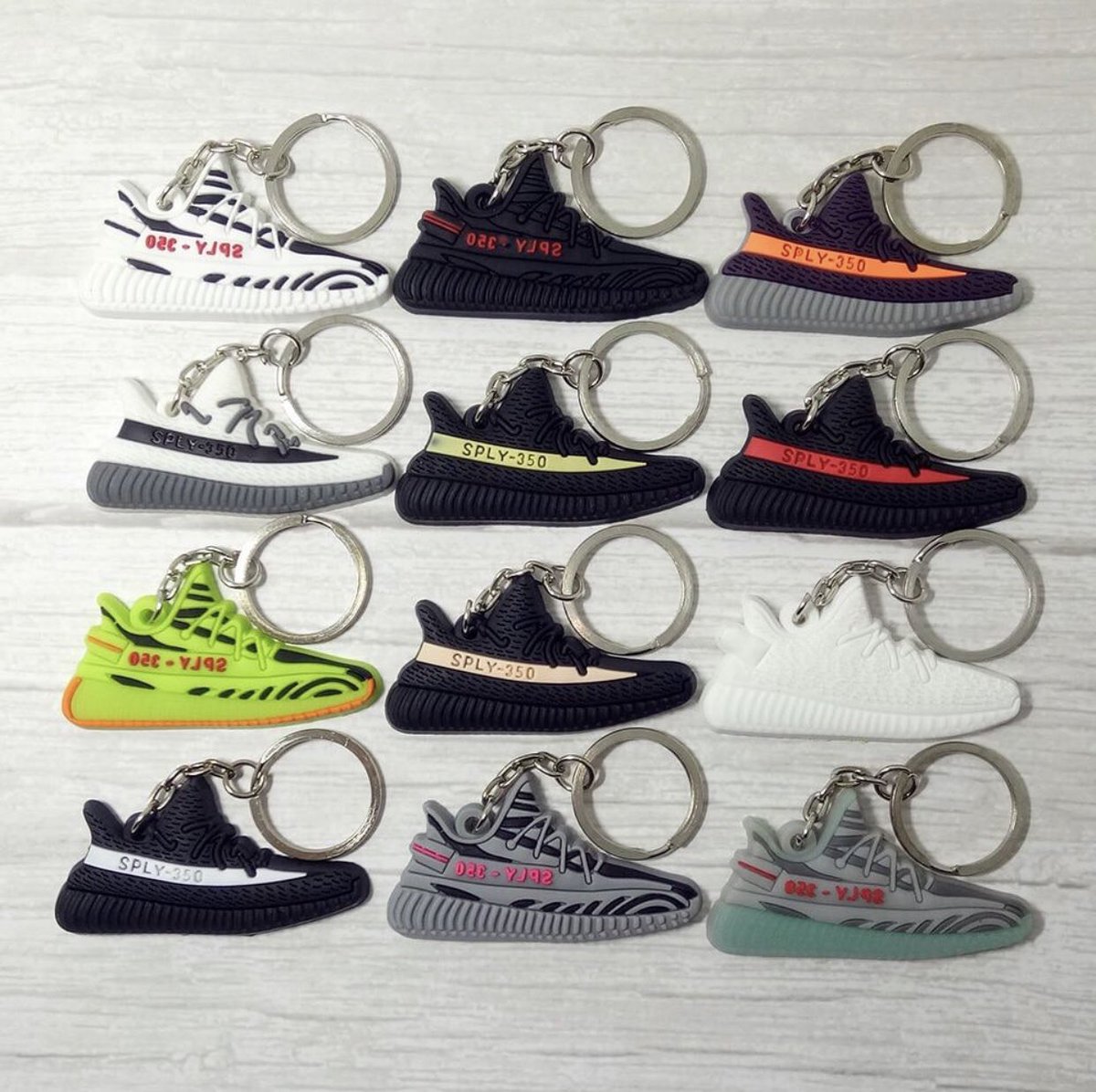 supremeluxuryy's tweet photo. FREE Yeezy Boost 350 Keychains for the next 100 people only 😳

RETWEET for a chance to win any 3 of your choice 🔥 

GET YOURS HERE 👇🏼👇🏼👇🏼
https://t.co/uw1RDkBmg0 https://t.co/kEJY1u3X4b