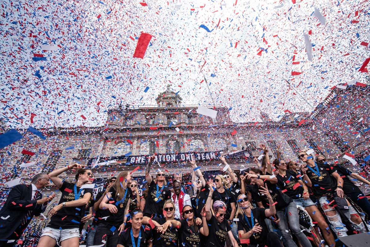 nycgov's tweet photo. #ThisWeekInNYC: After the #WNTParade the @NYCMayor and @NYCFirstLady hosted a special ceremony at City Hall to present members of the #USWNT with Keys to the City. https://t.co/lbOiPjHK7O