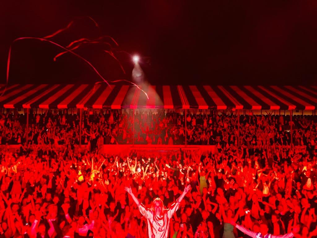 Thank you for having me, you gorgeous people of <a href="/henleyfestival/">henleyfestival</a> You sang brilliantly &amp; loudly &amp; danced like it was the ‘90’s all over again.  Such a beautiful setting too ❤️#90sAnthems 💋