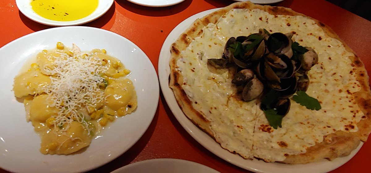DWSnoopy's tweet photo. Lunch😋🍕🍝🍨
Caprese Salad, Corn Ravioli, Vongoles pizza(clam&amp;garlic)
Otto Chocolate covered Strawberry
(Strawberry gelato, Chocolate glaze, Coffee bourbon sauce)
#capresesalad #pizza #pasta #clampizza #cornravioli #italianfood 
#strawberrygelato #dessert #italiandessert #gelato https://t.co/zJ7CzG4Ube