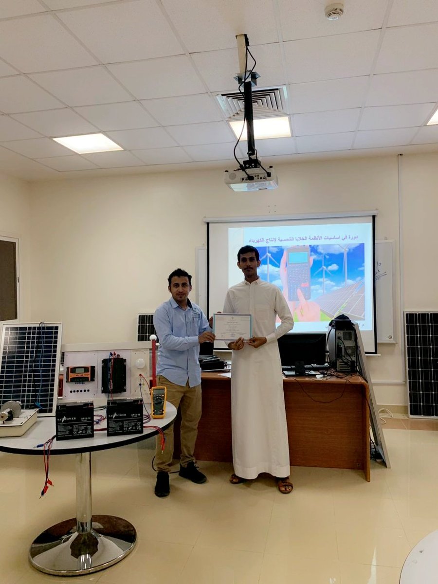 شهادة شكر وتقدير من نادي الصيفي بكلية التقنية بجازان بعد نهاية البرنامج التدريبي للدورات التدريبية في مجال الطاقة الشمسية أتمنى لهم جميعاً كل النجاح والتوفيق في هاذي الدورة التدريبية و تسليم الشهادات للمتدربين <a href="/EvEvMoMo1409/">MOHAMMED MJULLY 🇸🇦#كلنا _مسؤول</a> .