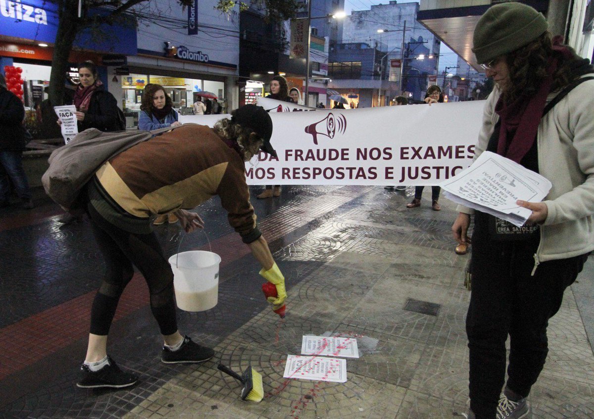 diariopopularRS's tweet photo. Nas ruas, para exigir respostas à suspeita de fraude nos exames

Chuva não impediu e mulheres realizaram ato para marcar um ano da denúncia em Pelotas.
Acesse https://t.co/lVNbeWqfWg

(Foto:  Carlos Queiroz - DP) #Geral https://t.co/TC8fTSsNj4