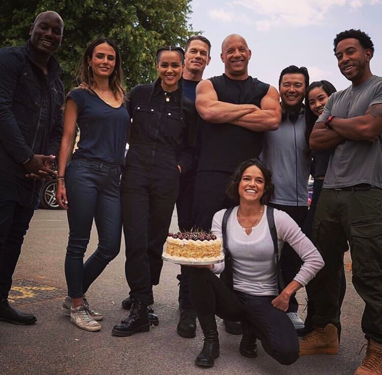 iloveweekendmx's tweet photo. La actriz Michelle Rodríguez cumple 41 años y así lo ha celebrado con sus compañeros de ‘Rápidos y Furiosos’ 🚙 HBD!🧁
.
.
#michellerodriguez #happybirthday #fastandfurious #rapidosyfuriosos #actress #movies #cine #peliculas #vindiesel https://t.co/Doq7exPg4d