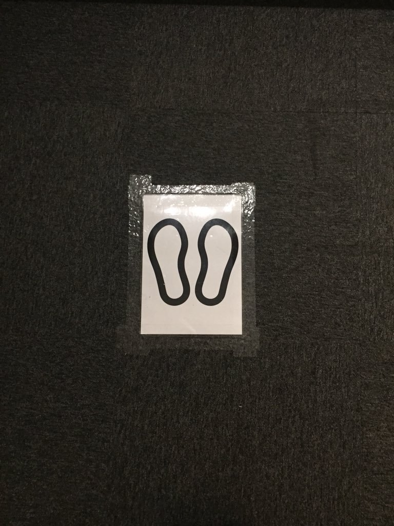 MerpPj's tweet photo. 本展では、本能寺の刀剣展示でご好評を頂いている、足あとマークと目のマークがついています。足あとに合わせて立ち、目のマークから作品をご覧下さい。また今回は顎置きと単眼鏡スタンドもございます。刃文や地鉄をより見易く鑑賞する事ができます。是非お試し下さい。
#刀剣と寺宝展 #MerpPj #本能寺 https://t.co/eoSfMal60X