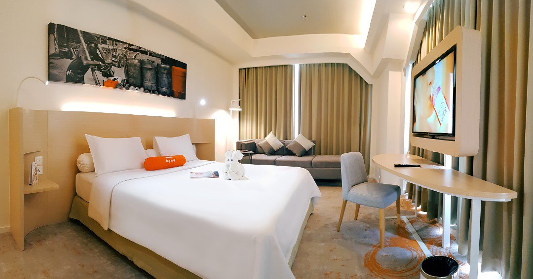 Enjoy our new HARRIS Unique Room &amp; Corner Room with an astounding view of Jakarta's best panorama from 46th &amp; 47th floor!
Book now at harrishotels.com starts from IDR 1,138,000 Nett/room night.
.
.
.
.
#hotel #jakarta #weekend #HARRISfX #luxury