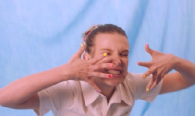 Filomenafan's tweet photo. Ily 💗🐳 #MillieBobbyBrown #converse https://t.co/RPyFiXEQrY