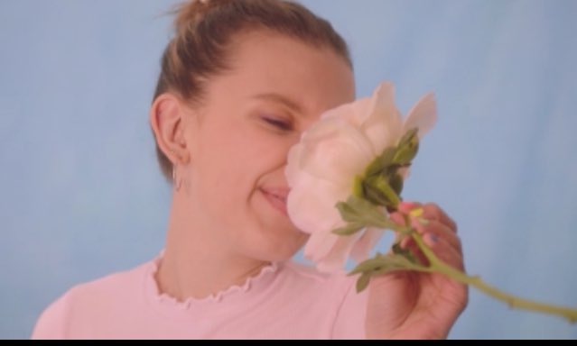 Filomenafan's tweet photo. Ily 💗🐳 #MillieBobbyBrown #converse https://t.co/RPyFiXEQrY