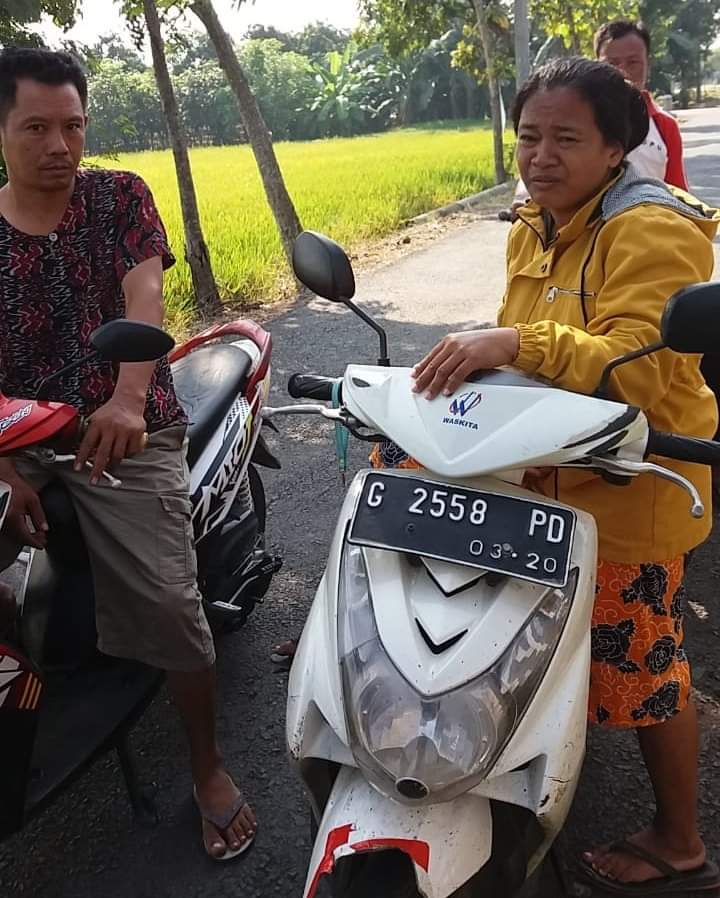 HeadlineNewsPML's tweet photo. Seorang warga menjadi Korban penjambretan di Dusun Mongkrong, Desa Sewaka, Kec. Pemalang pada kemarin pagiJumat (12/7/2019) sekitar pukul 8.30 WIB.
Adapun tas yang dijambret menurut penuturan korban berisi uang Rp 500.000, HP dan dokumen penting.
Cc @humasjateng
@TribrataNewsPml https://t.co/DSEpSihajc