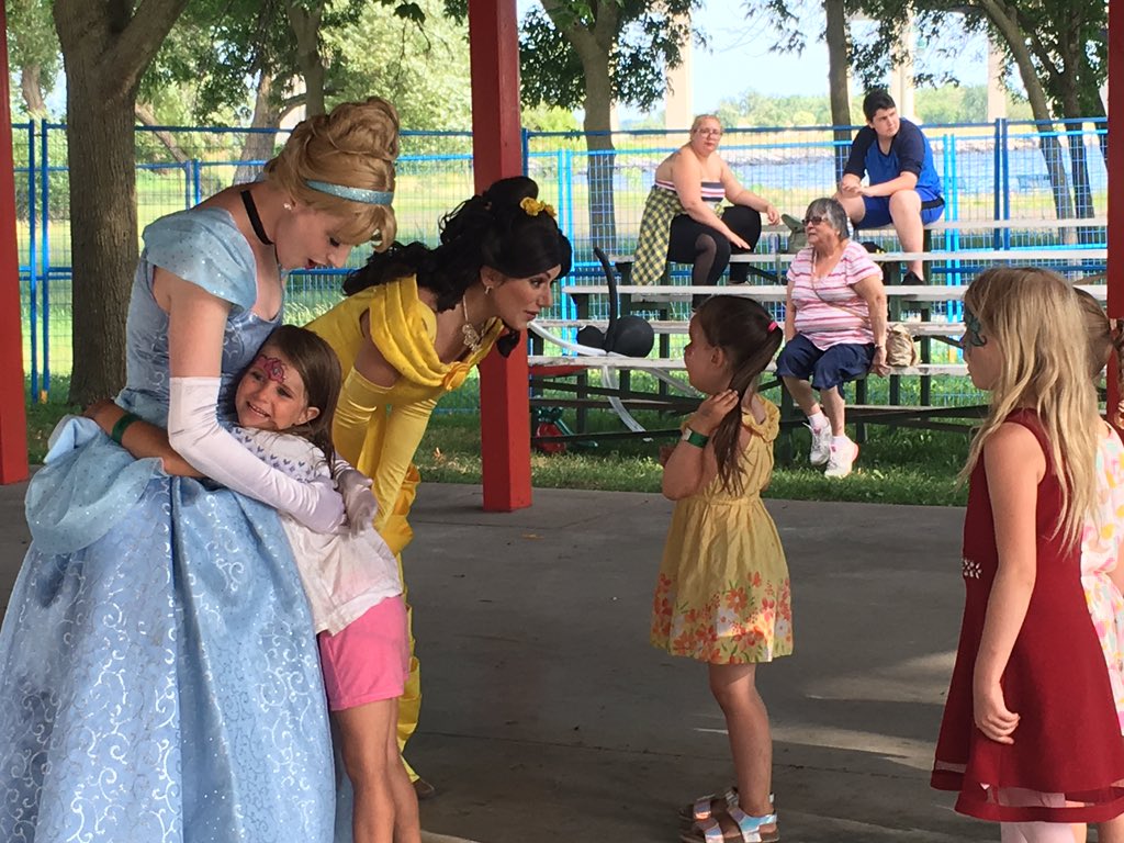 When you wish upon a star your dreams come true 💛👑💫✨
Belle and Cinderella will be back tomorrow and Sunday at the Cogeco stage from 1 pm - 2 pm. 
Come by and say hi!