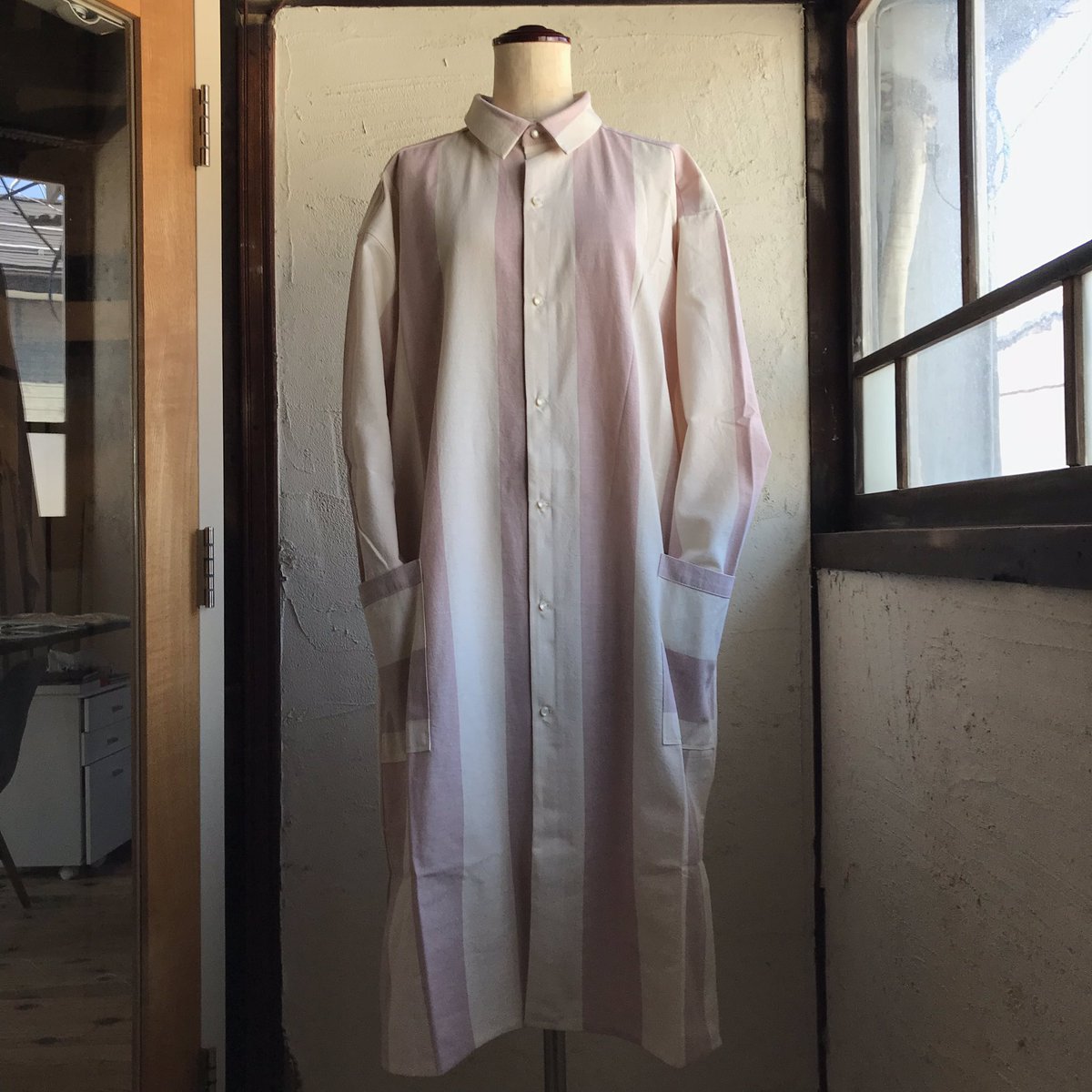 Yuto Sato Twitter પર はじまりの旅 無垢なロングシャツ ゆったりしたシルエットのこのシャツは さらっとコートのように羽織れたりシャツワンピースのように着れたり 重ね着もしやすいユニセックスなアイテムです 太い縞はutopiaオリジナルの 亀田縞 Yuto Sato Twitter પર はじまりの旅 無垢なロングシャツ ゆったりしたシルエットのこのシャツは さらっとコートのように羽織れたりシャツワンピースのように着れたり 重ね着もしやすいユニセックスなアイテムです 太い縞はutopiaオリジナルの 亀田縞