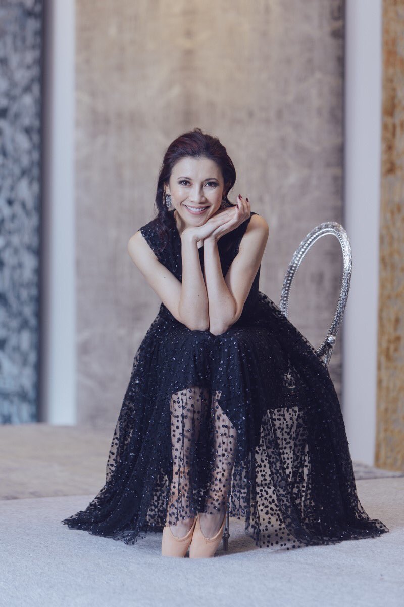 SarahDArcey_'s tweet photo. Congrats @officialchanhongoh on your appointment to the Order of Canada! What an honour! And, it was such a pleasure to style you for this #boulevardmagazine shoot! #stylist #fashionstylist https://t.co/PhfsuQGF7I
