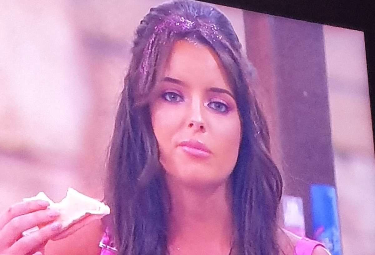 Saz1989's tweet photo. Omfg is someone eating on Love Island?! #loveisland https://t.co/ps4lXhpx1p