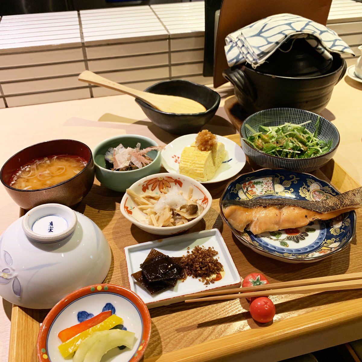 タケシィー En Twitter 京都の旬菜いまりで遅めの朝ごはん 予約時間に合わせて炊き上げてくれるご飯が特別感あり 美味しくてコスパもいいのだけど 気を使わない常連が蔓延る店は好きではないので早々と食べて出てきました 旬菜いまり 京都市中京区 朝ごはん