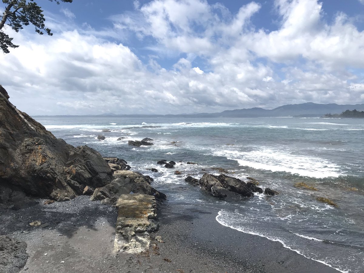 KoheyeyKohey's tweet photo. 休みだったのでケセン…
そう、気仙沼の大島へ。
全然釣れなくて、帰りに寄った漁港の脇のゴロタ磯で軽くやっかと1投目でアイナメちゃん。
24cmと大きくはなかったけどファイトは楽しませてもらった😊
#釣りおじさん
#ロックフィッシュ
#BUGANTS
#パープルカモ https://t.co/NAmxNUQy11