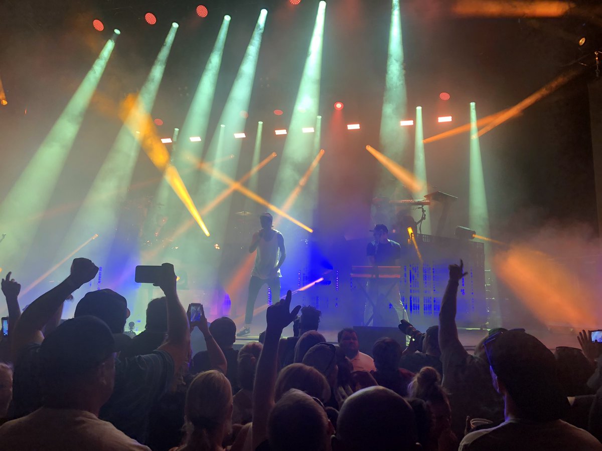 ruoffmusicenter's tweet photo. This amazing night of music continues with the incredible @dirtyheads ! #AltimateBirthdayBash #livemusic #5bands #musicallnight https://t.co/HzAKM0dH9L