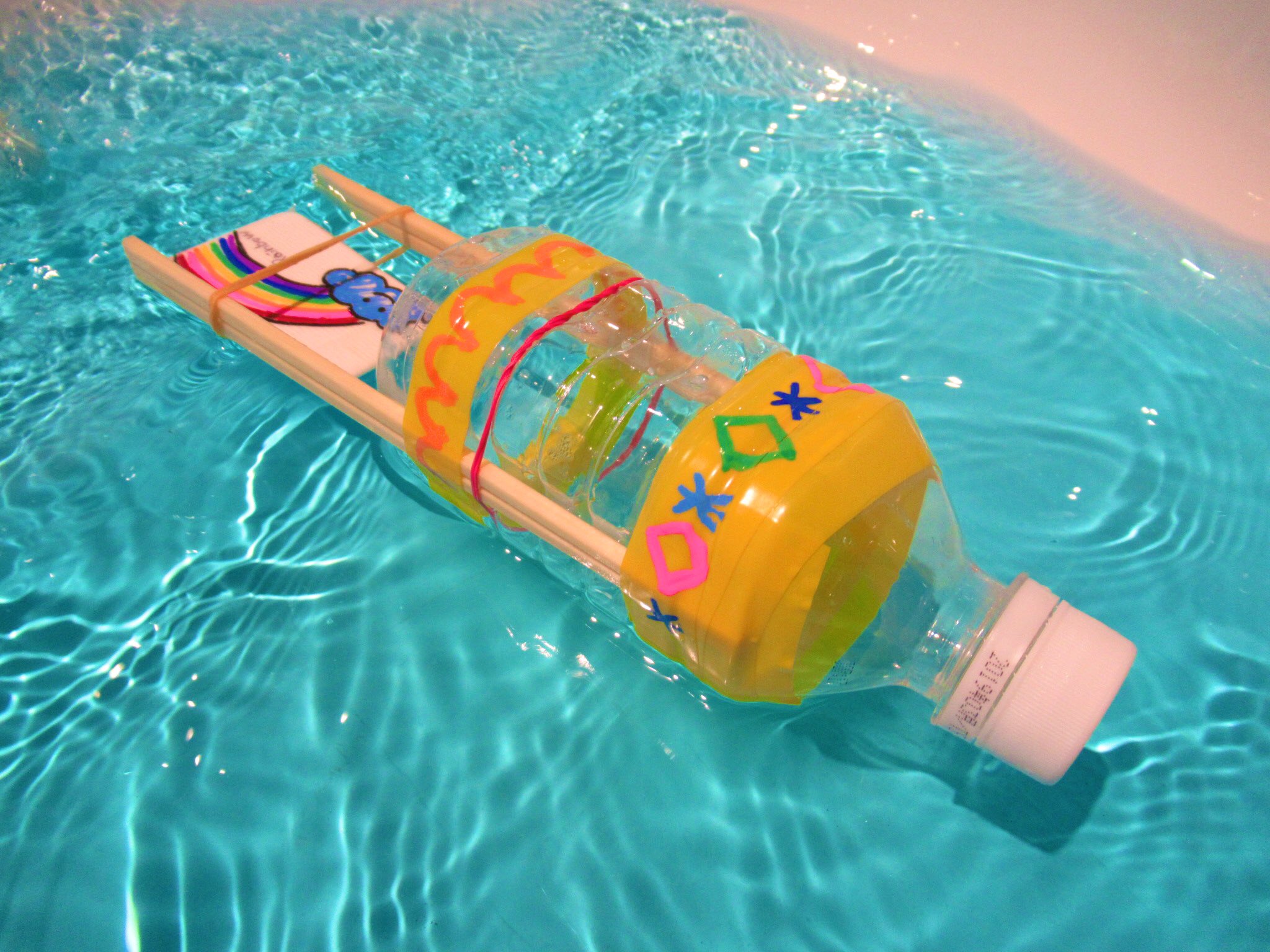 東京都虹の下水道館 明日は スクリューで進む船で遊ぼう を開催 ゴム動力で水の上をぐんぐん進む船 ボディはかっこよくデザインしてね 10 00 先着100名さまです スクリュー ペットボトル ゴム動力 江東区 お台場 おでかけ 自由研究