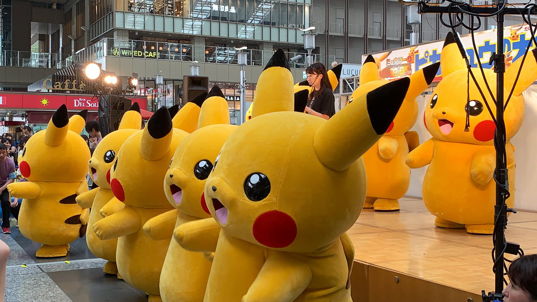 Keちゃん a ピカチュウに感動 人生初のピカチュウの大行進 ピカチュウ ピカチュウの大行進 ピカチュウ大量発生チュウ ポケモン ポケモンgo 大阪 大阪駅 T Co Yi1hv1a5m5 Twitter