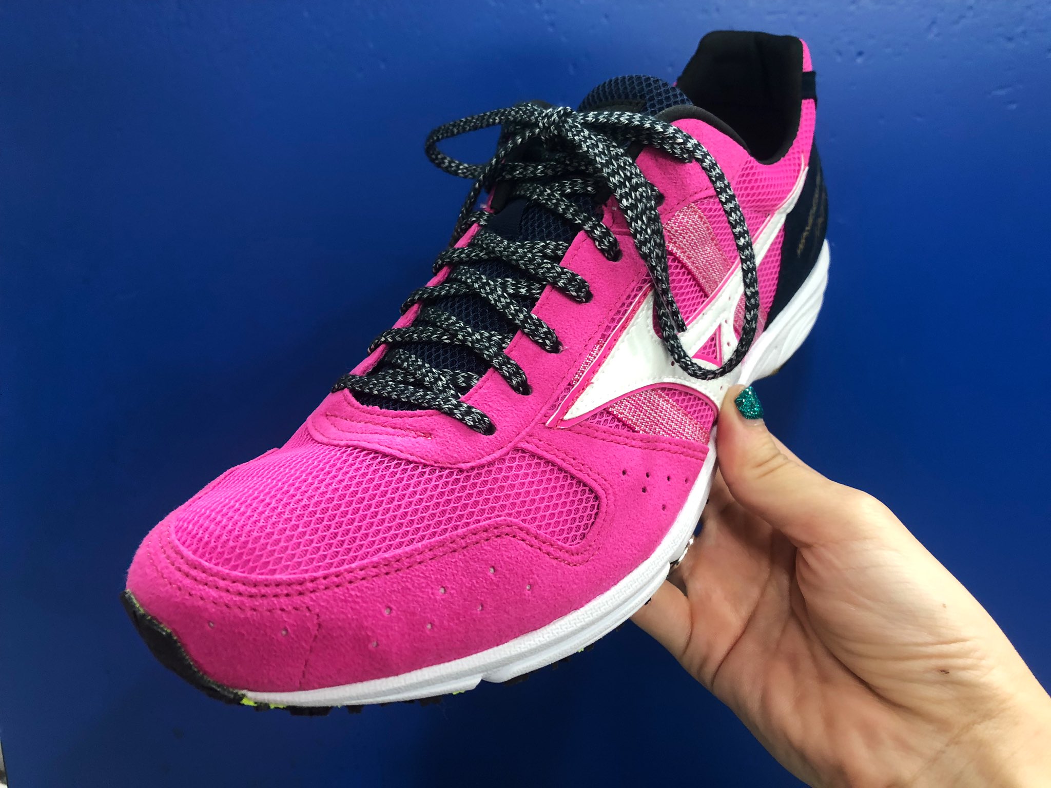 ステップスポーツ横浜店 こんにちは タイです Mizuno ウェーブエンペラージャパン4 グリップ力抜群のエンペラージャパン4にまたまた新色が登場 ピンクがかっこよく目立ってテンション上がりますね スピード練習や坂ダッシュ用に